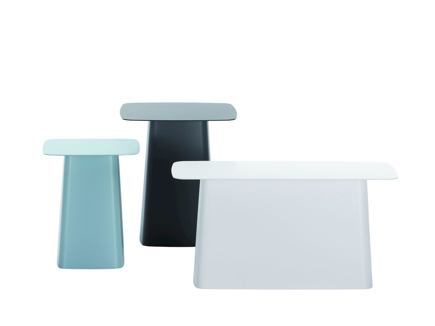 Drei Vitra Metal Side Table Beistelltische in Blau, Schwarz und Weiß.