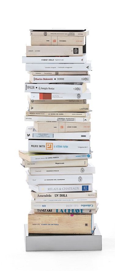 Ptolomeo Bücherregal: Freistehende Design-Bücherstütze mit einem hohen Stapel von Büchern. Bücherregal für moderne Wohnräume.