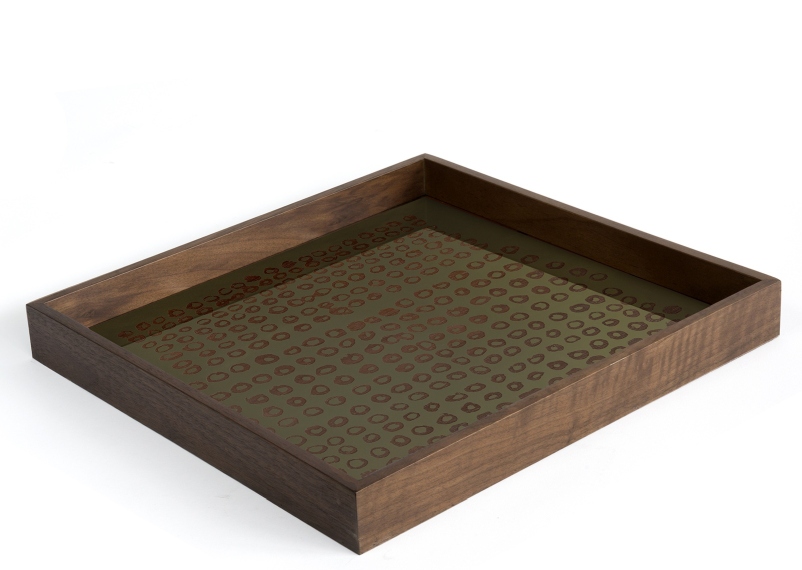 Quadratisches Holztablett "Second Nature Trays" von Ethnicraft mit olivgrünem Muster. Dekoration und Servieren.