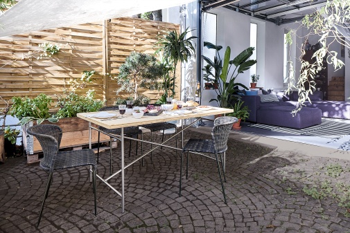 Eiermann Tisch mit Stühlen im Außenbereich, Richard Lampert Designmöbel für Garten und Terrasse.
