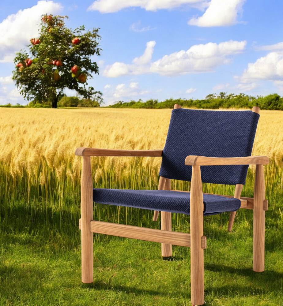 Doron Sessel von Cassina für den Außenbereich, blauer Stoff und Holzgestell vor Weizenfeld.
