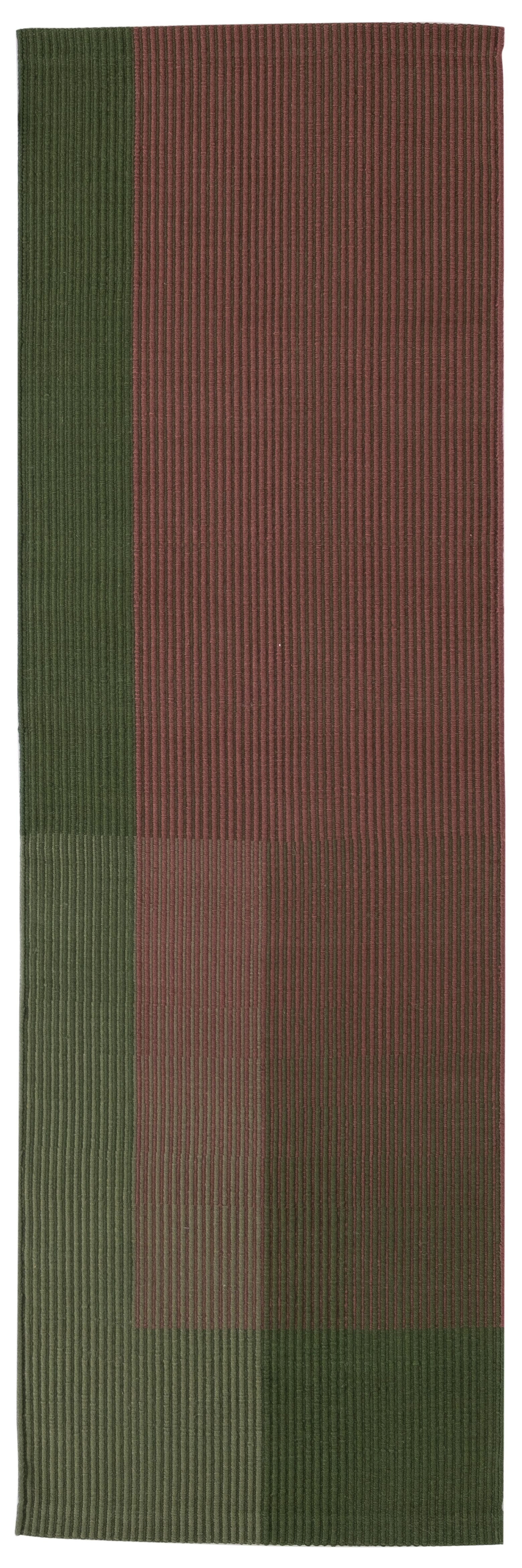 Haze Runner Teppich von Nanimarquina mit grünem und braunem Streifenmuster für Wohnzimmer.