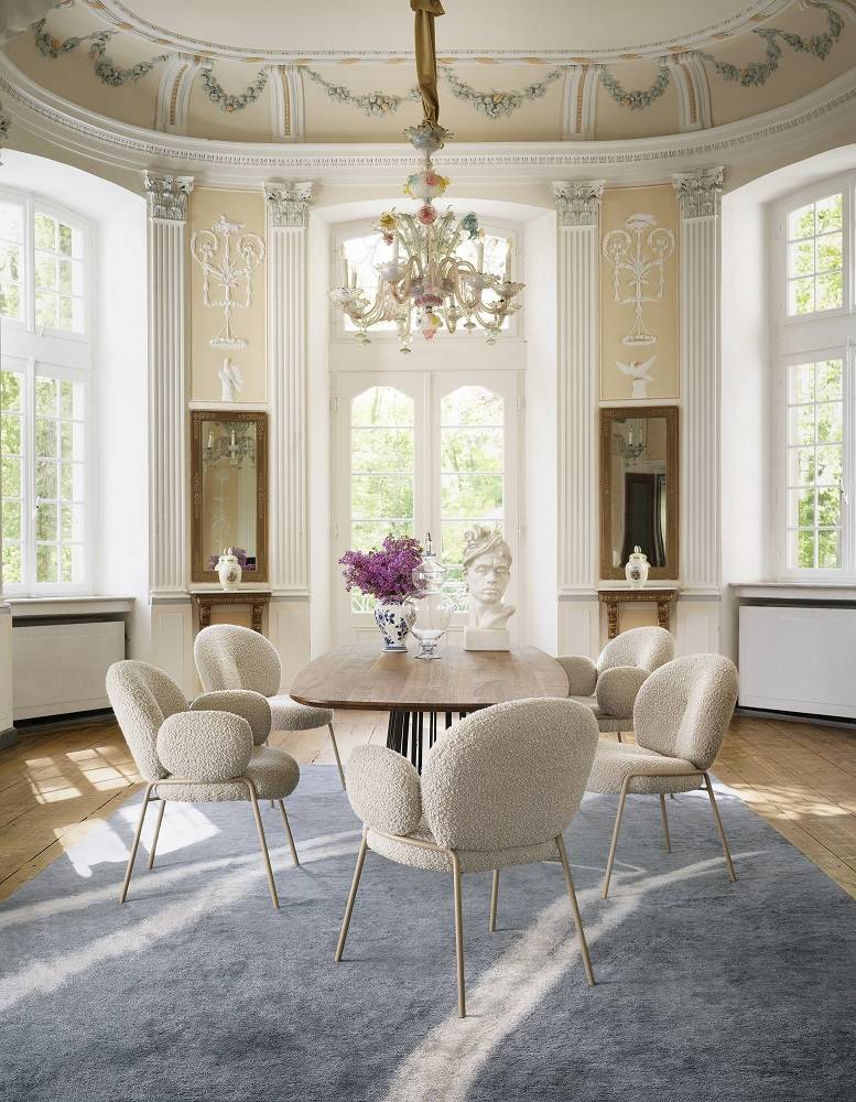 Nana Chair Stuhl von Freifrau Manufaktur in einem eleganten Esszimmer mit Stuck und Kronleuchter.