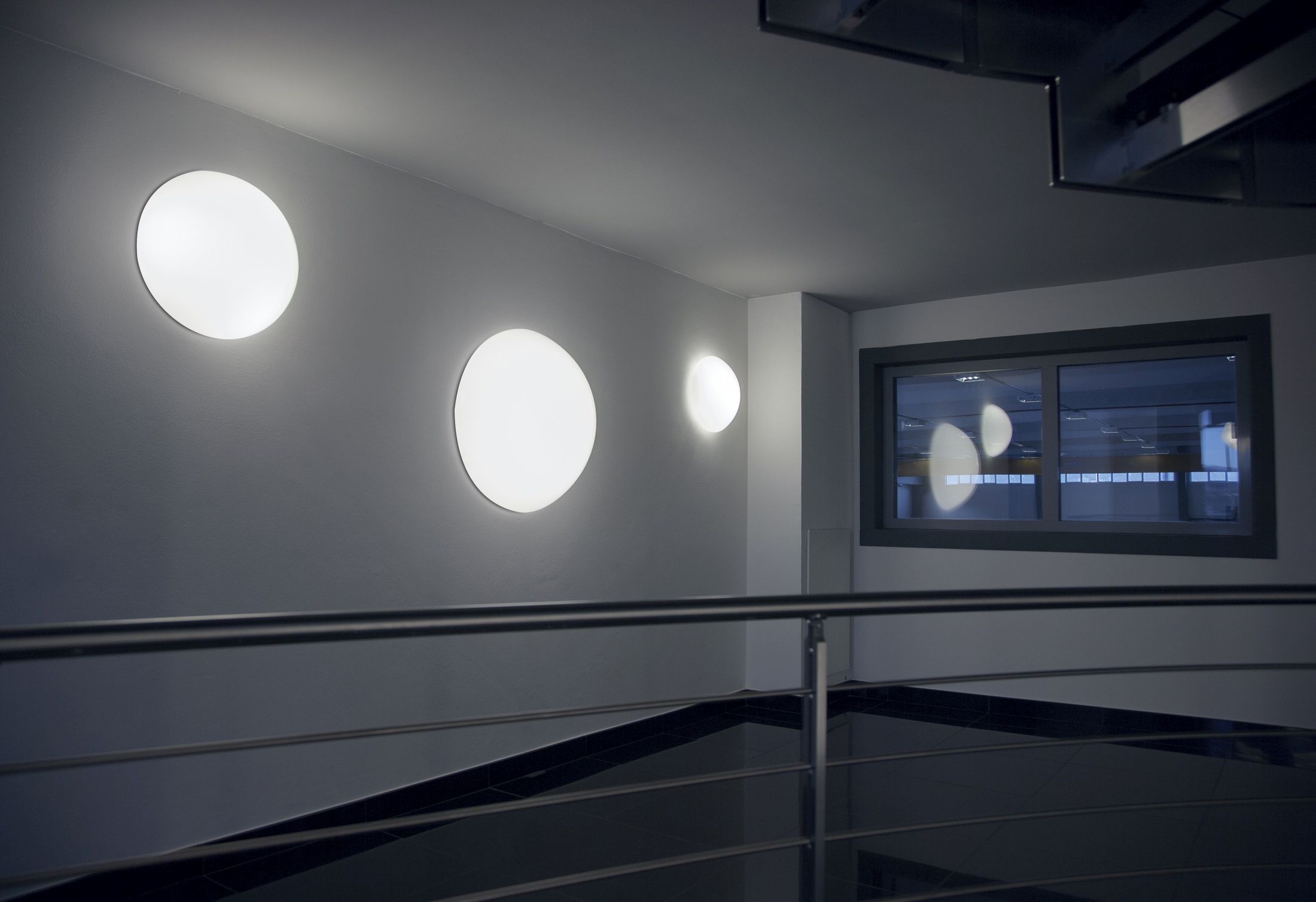 Drei runde Semisfera Deckenleuchten von Martinelli Luce an einer Wand in einem Treppenhaus.