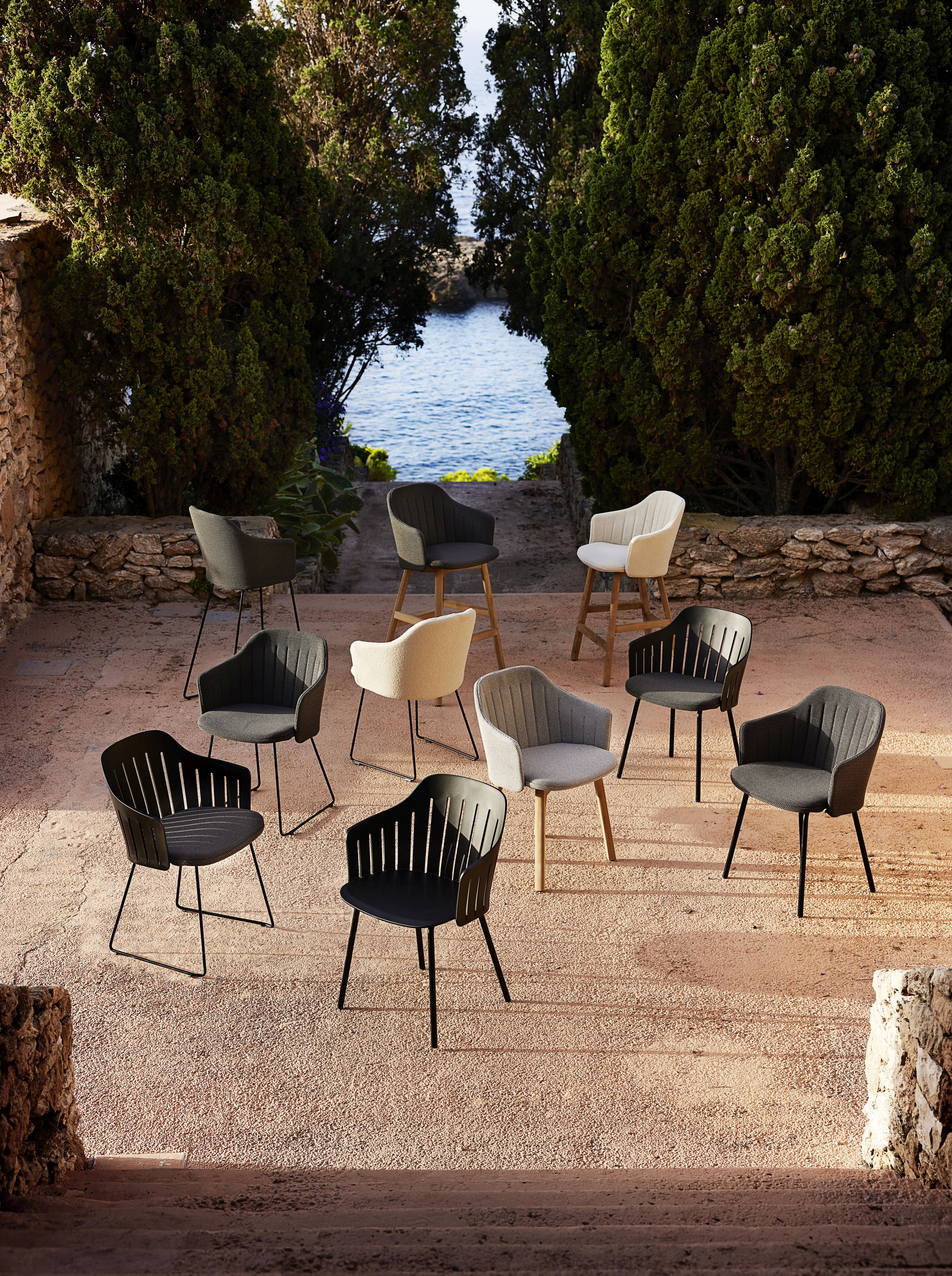 Gruppe von Choice Outdoor Stühlen mit Stahlgestell in Dunkelgrün und anderen Farben im Freien.