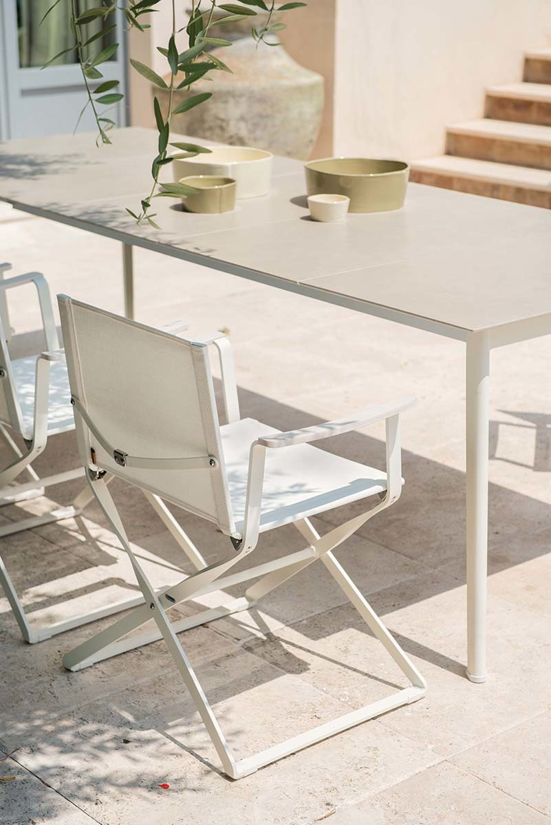 Weißer Ciak Regiestuhl von Emu für den Außenbereich, stilvoller Gartenstuhl mit Textilbespannung.