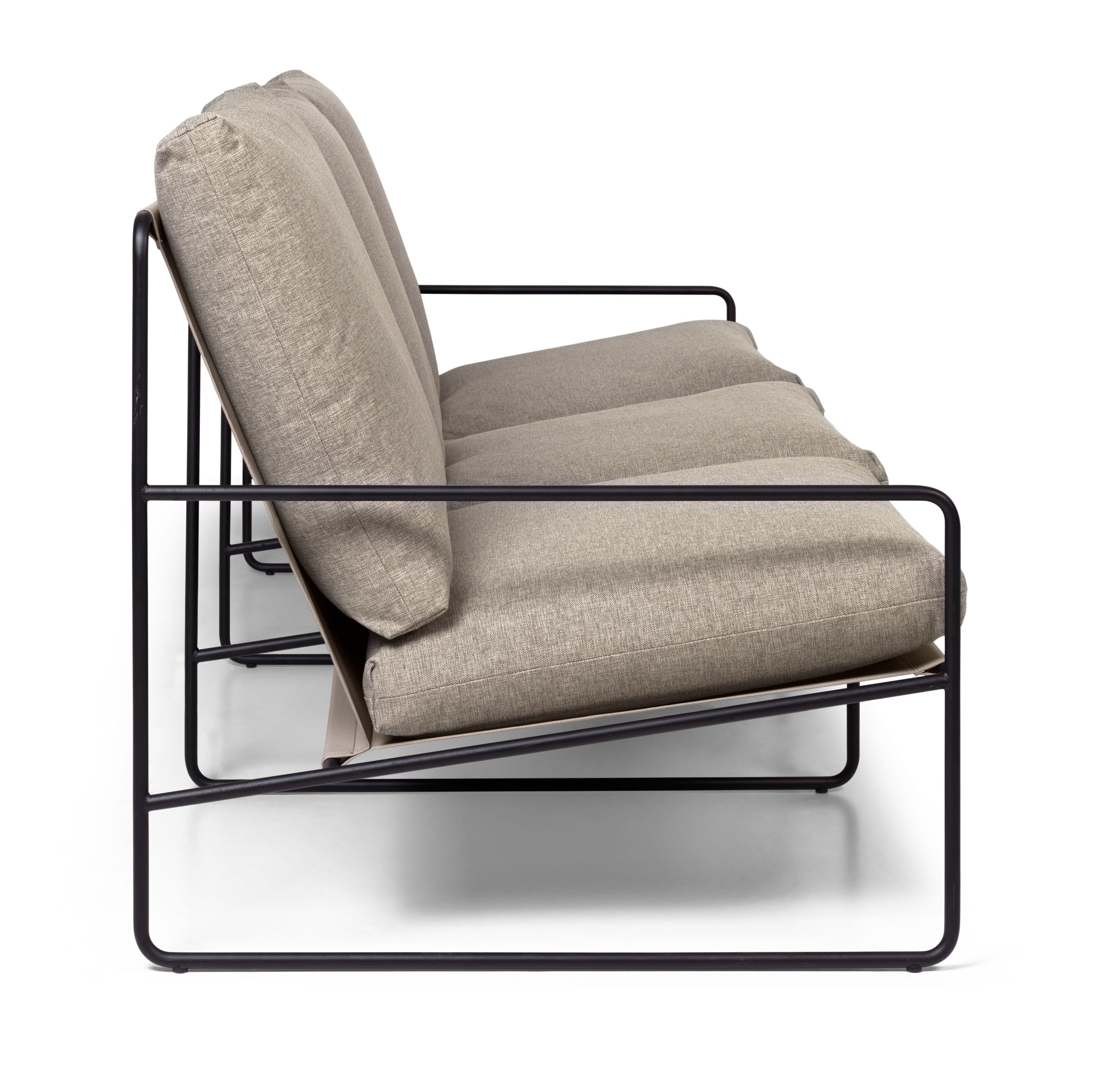 Desert Outdoor Sofa 3-Sitzer von Ferm Living mit Cashmere-farbenen Kissen und schwarzem Gestell, Seitenansicht.