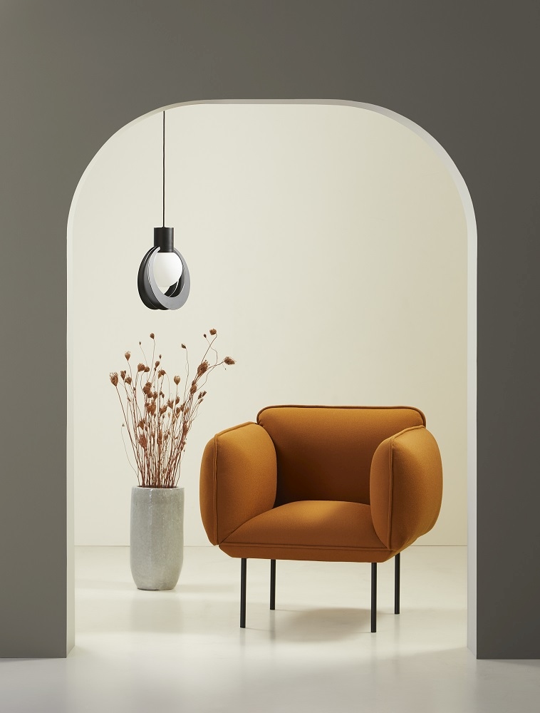 Nakki Armchair Sessel von Woud in Senfgelb, minimalistisches Design mit schwarzem Metallgestell.