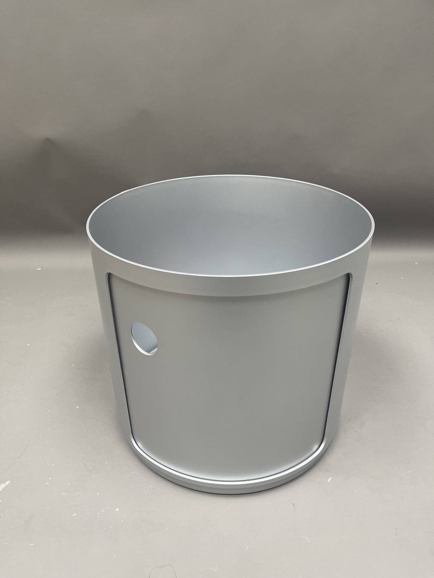 Silbernes Componibili Element (Mängelexemplar) von Kartell, rund, hoch, mit Loch. Aufbewahrungsmöbel für Wohnraum.