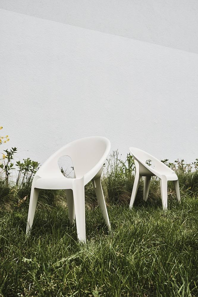 Zwei weiße Bell Chairs von Magis High-noon im Freien, stapelbare Gartenstühle mit Armlehnen.