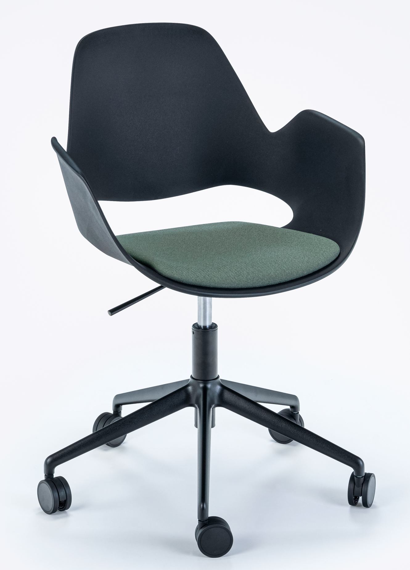 Falk Drehstuhl von Houe: Schwarzer Bürostuhl mit grünem Sitzpolster und Rollen auf weißem Hintergrund.