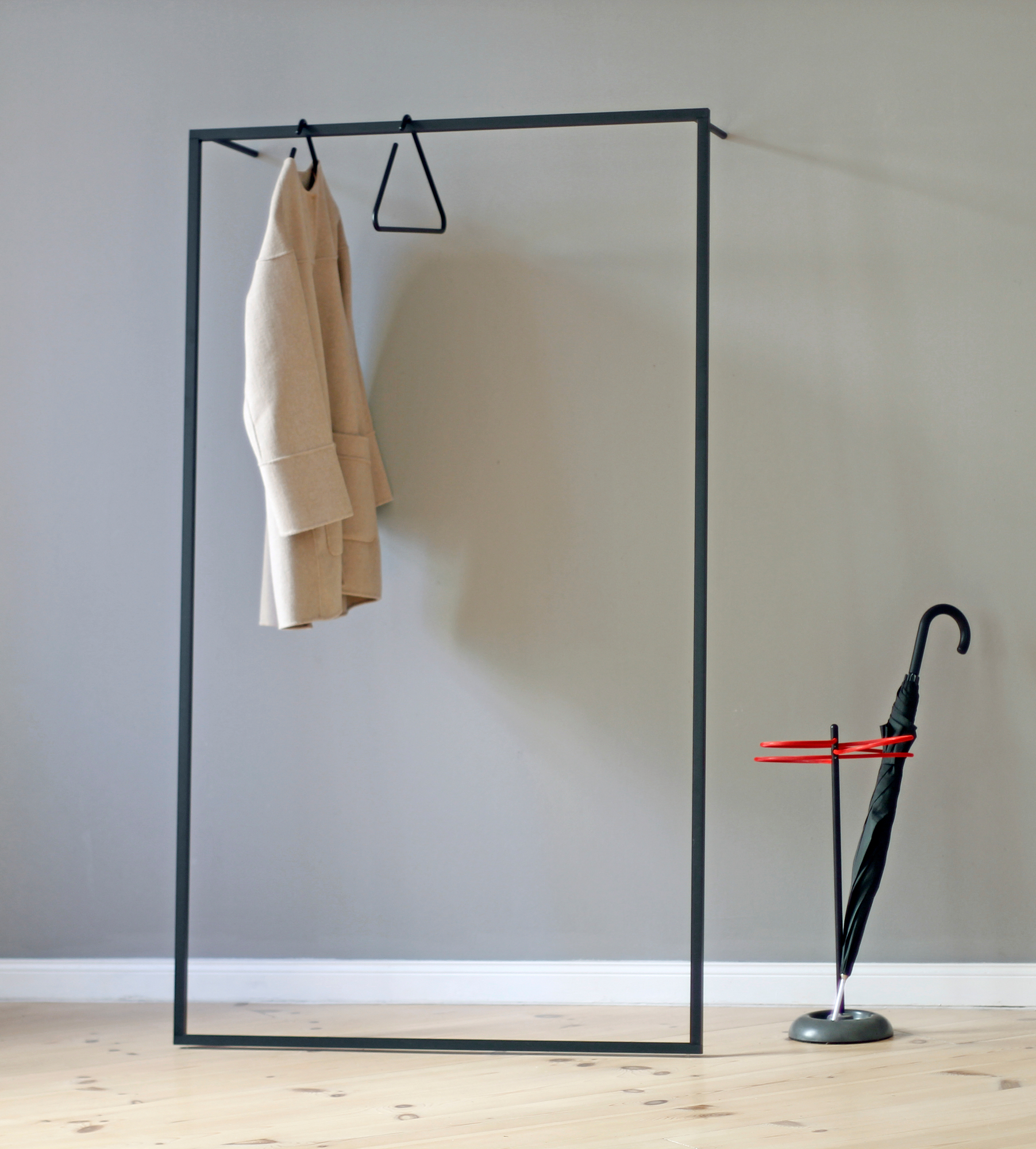Leano Anlehngarderobe von Roomsafari: Moderne Garderobe mit Mantel und Schirmständer im minimalistischen Design.