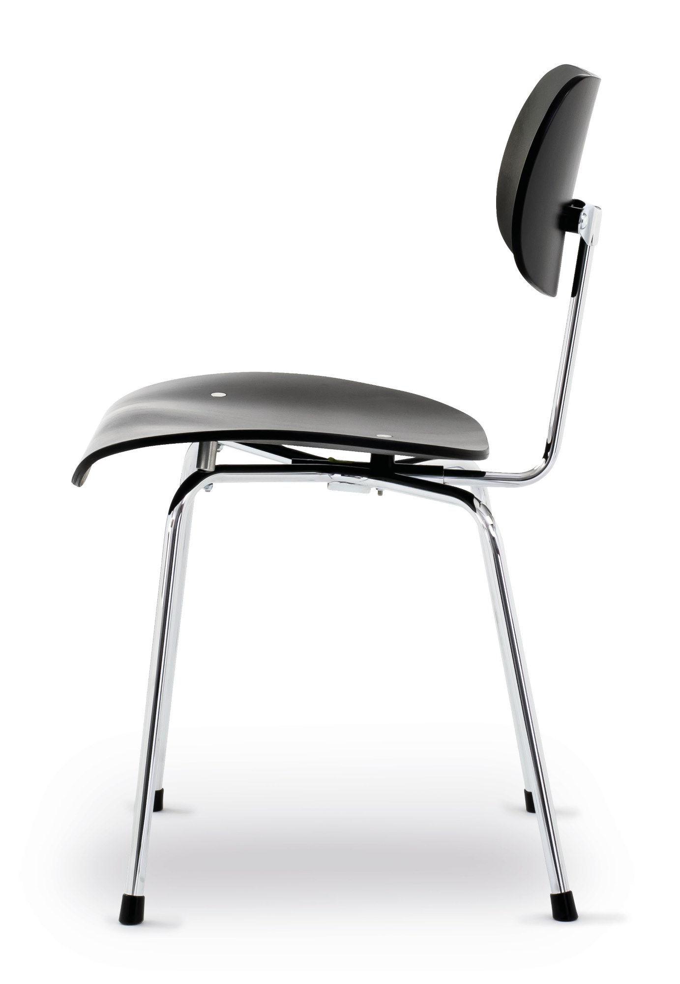 Seitenansicht des SE 68 Stuhls von Wilde+Spieth mit schwarzer Sitzfläche und Chromgestell.