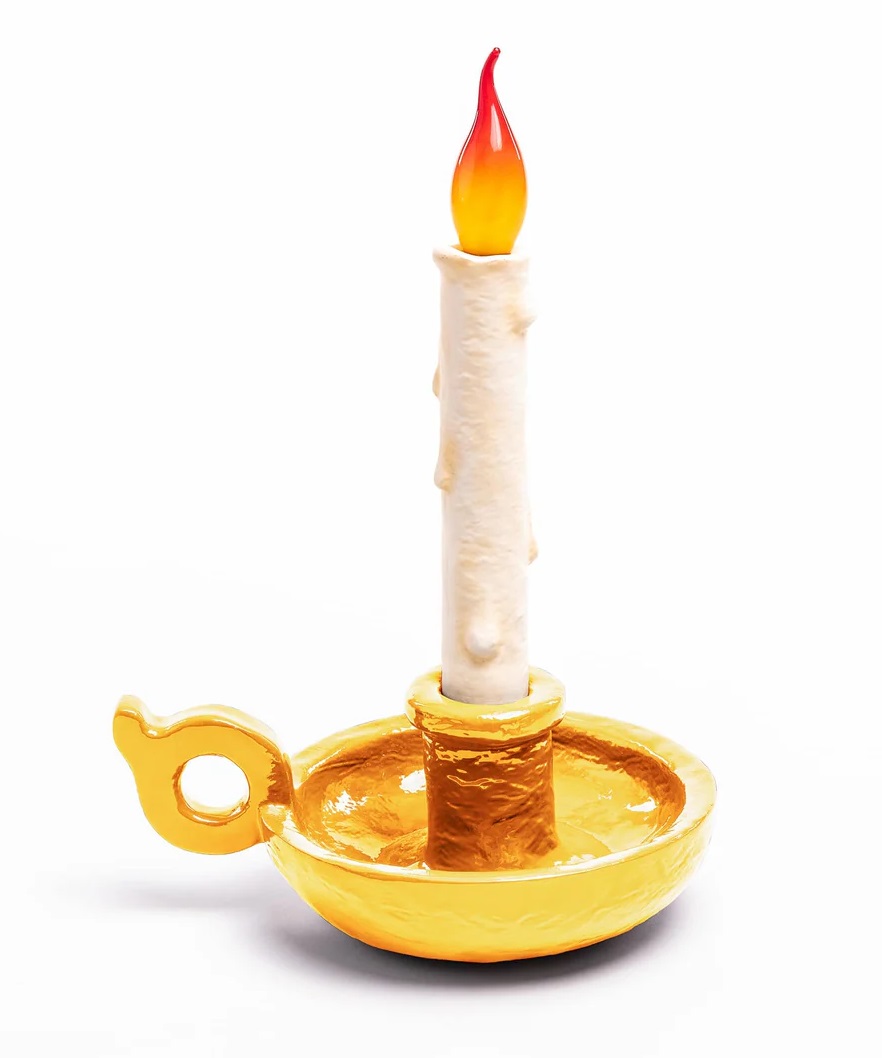 Goldene Grimm Lamp Akkuleuchte von Seletti in Kerzenform mit LED-Flamme.