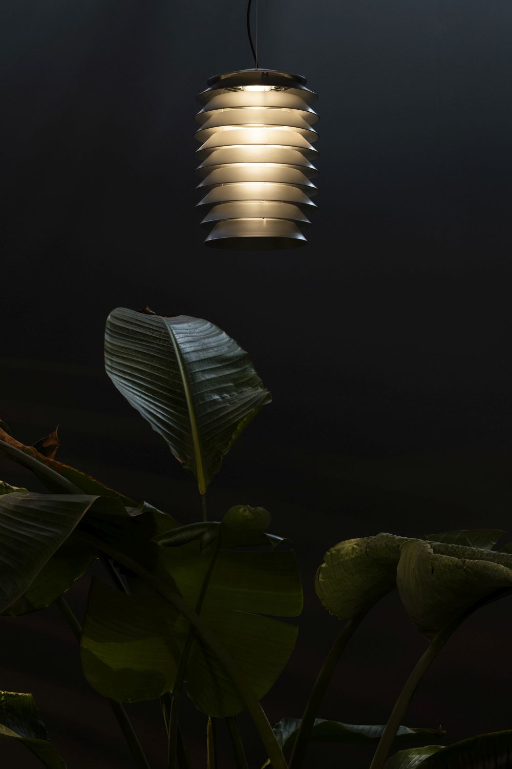 Nahaufnahme der Slicing Suspension Deckenleuchte von Artemide, modernes Design, warmes Licht.