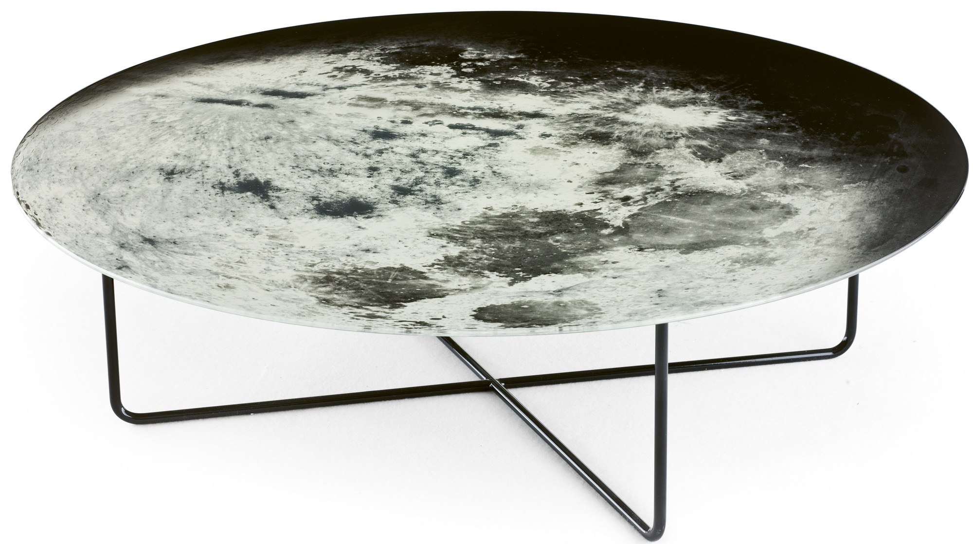 My Moon My Mirror Couchtisch mit Mond-Motiv auf runder Tischplatte und schwarzem Metallgestell.