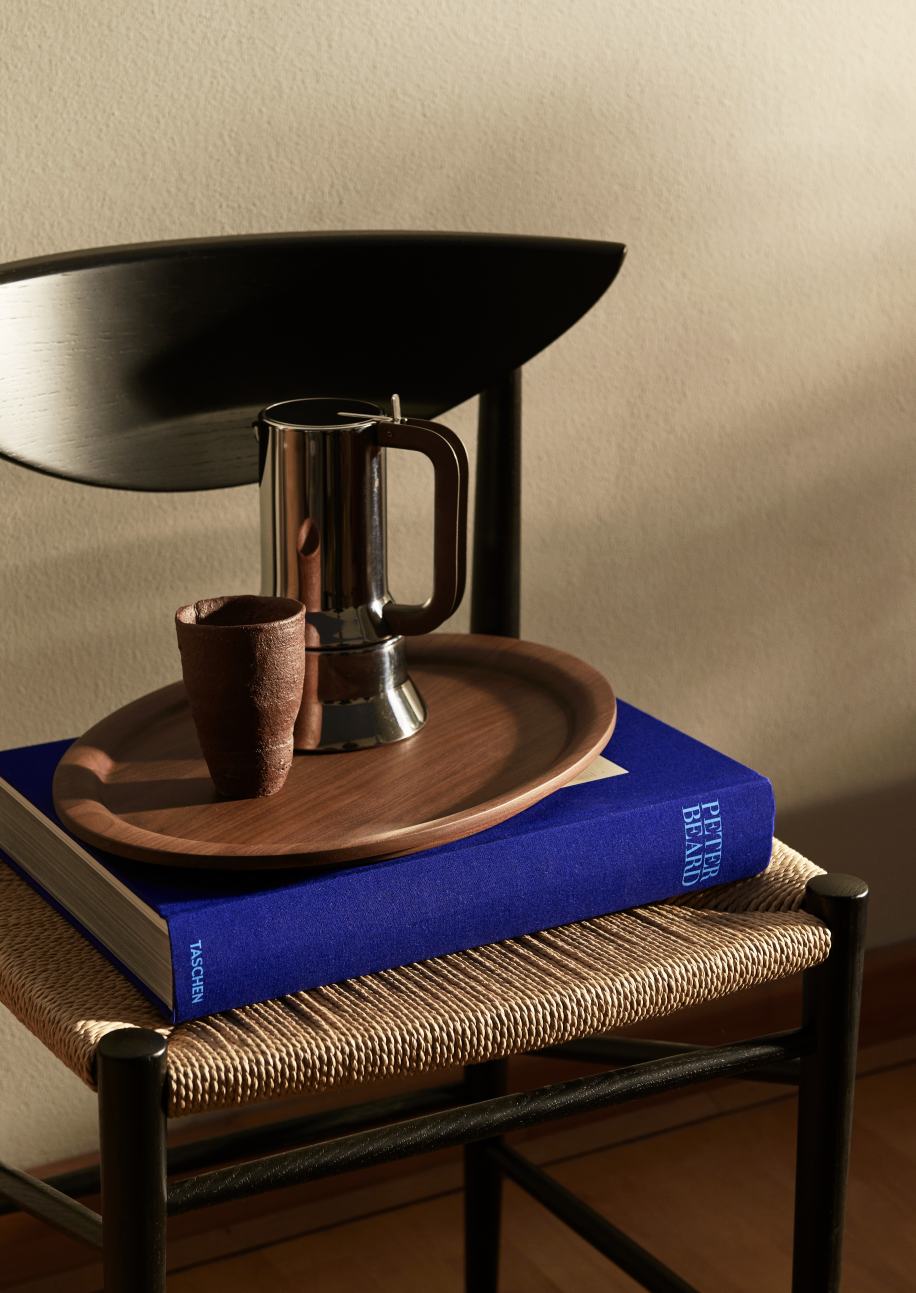 AndTradition Tray SC64-SC65 Tablett aus Eiche, mit Kaffeekanne und Tasse auf einem Buch.