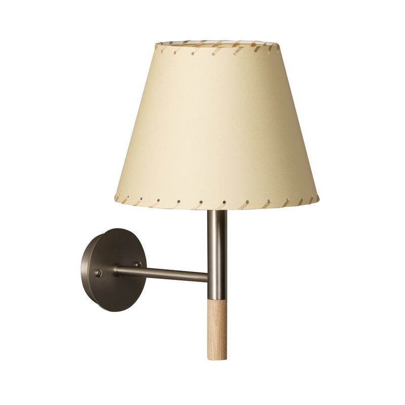 BC2 Wandleuchte von Santa & Cole mit beigem Lampenschirm und Holzdetails. Moderne Wandbeleuchtung.