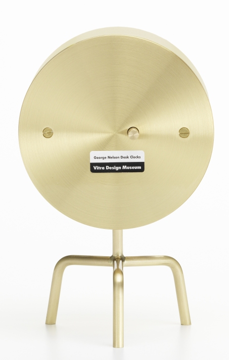 Rückansicht der goldenen Tripod Clock Tischuhr von Vitra mit drei Beinen und Einstellknopf.