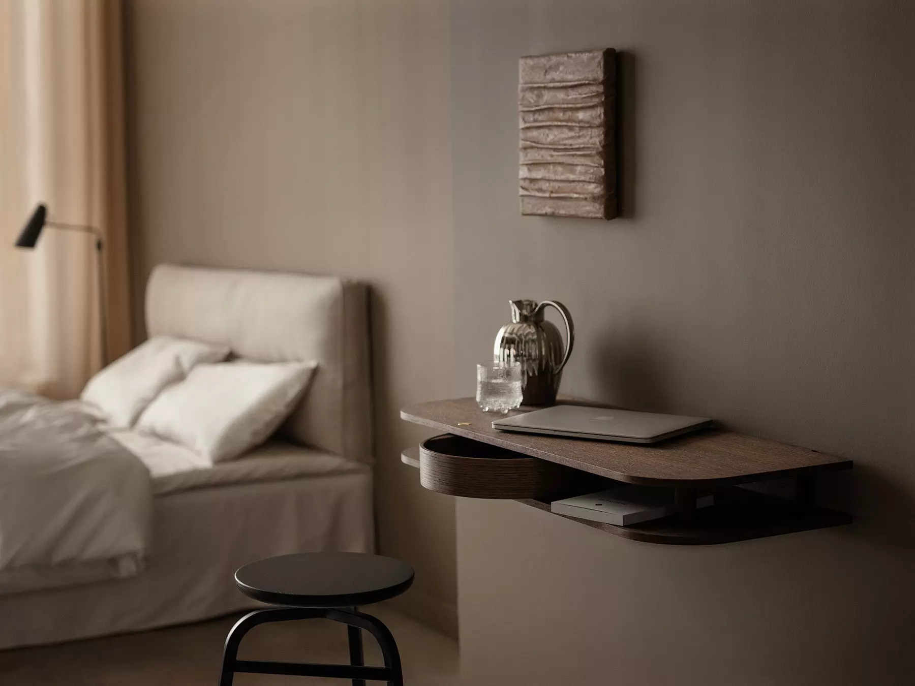 Nahaufnahme der Northern Valet Wandkonsole aus geräucherter Eiche im Schlafzimmer mit Laptop und Dekoration.