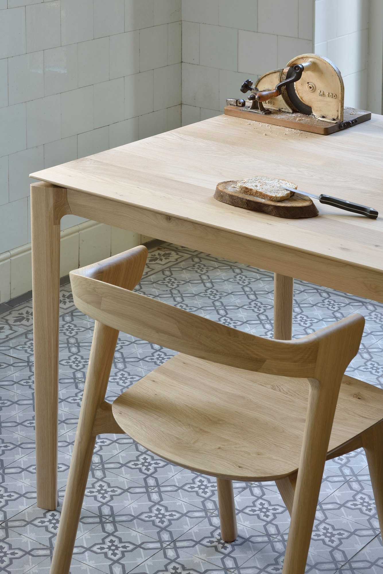 Bok Esstisch aus Eiche von Ethnicraft mit Stuhl und Brotschneidemaschine.