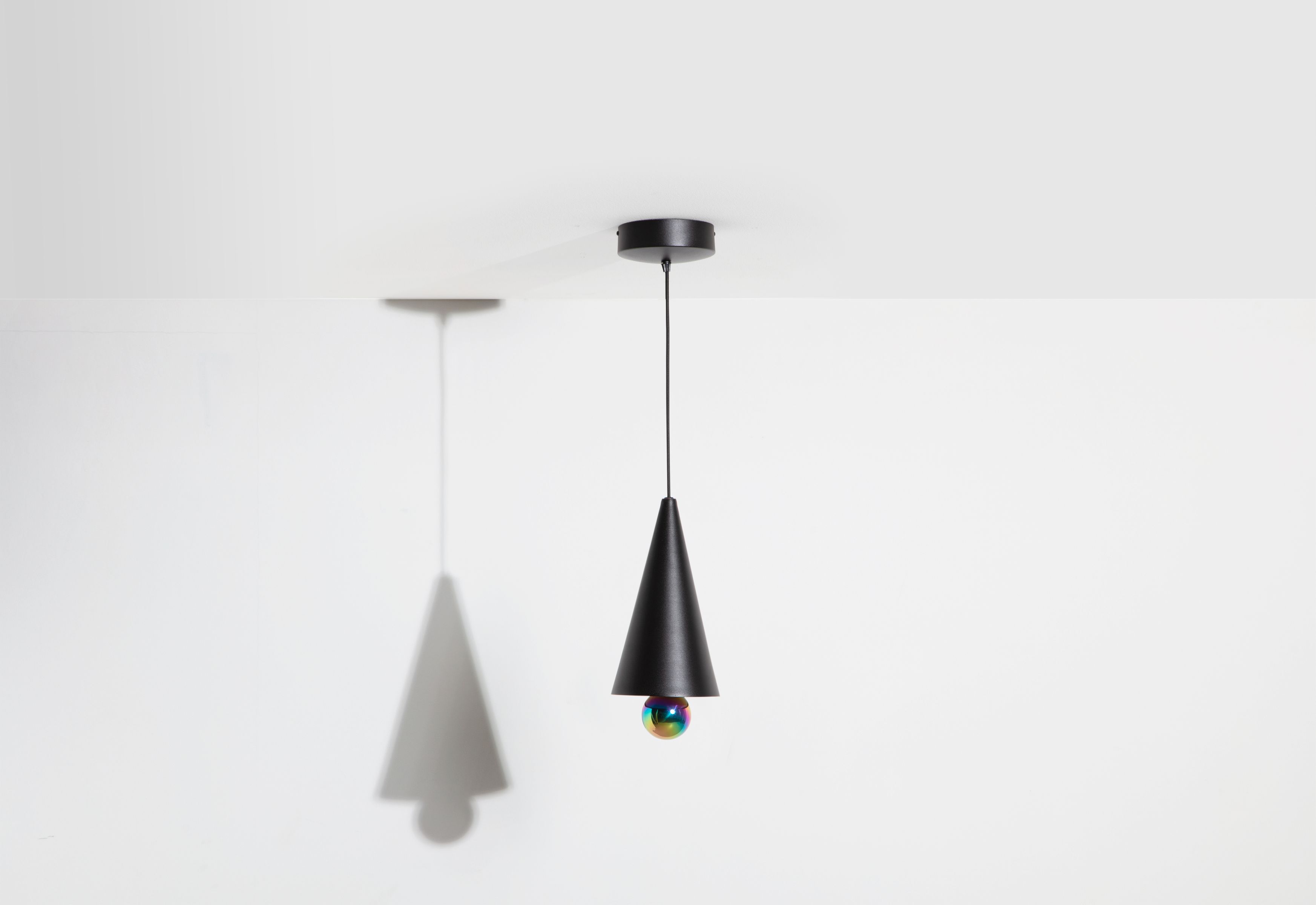Schwarze Cherry Pendelleuchte von Petite Friture mit regenbogenfarbiger Kugel und Kegelform. Moderne Hängelampe für Wohnzimmer.