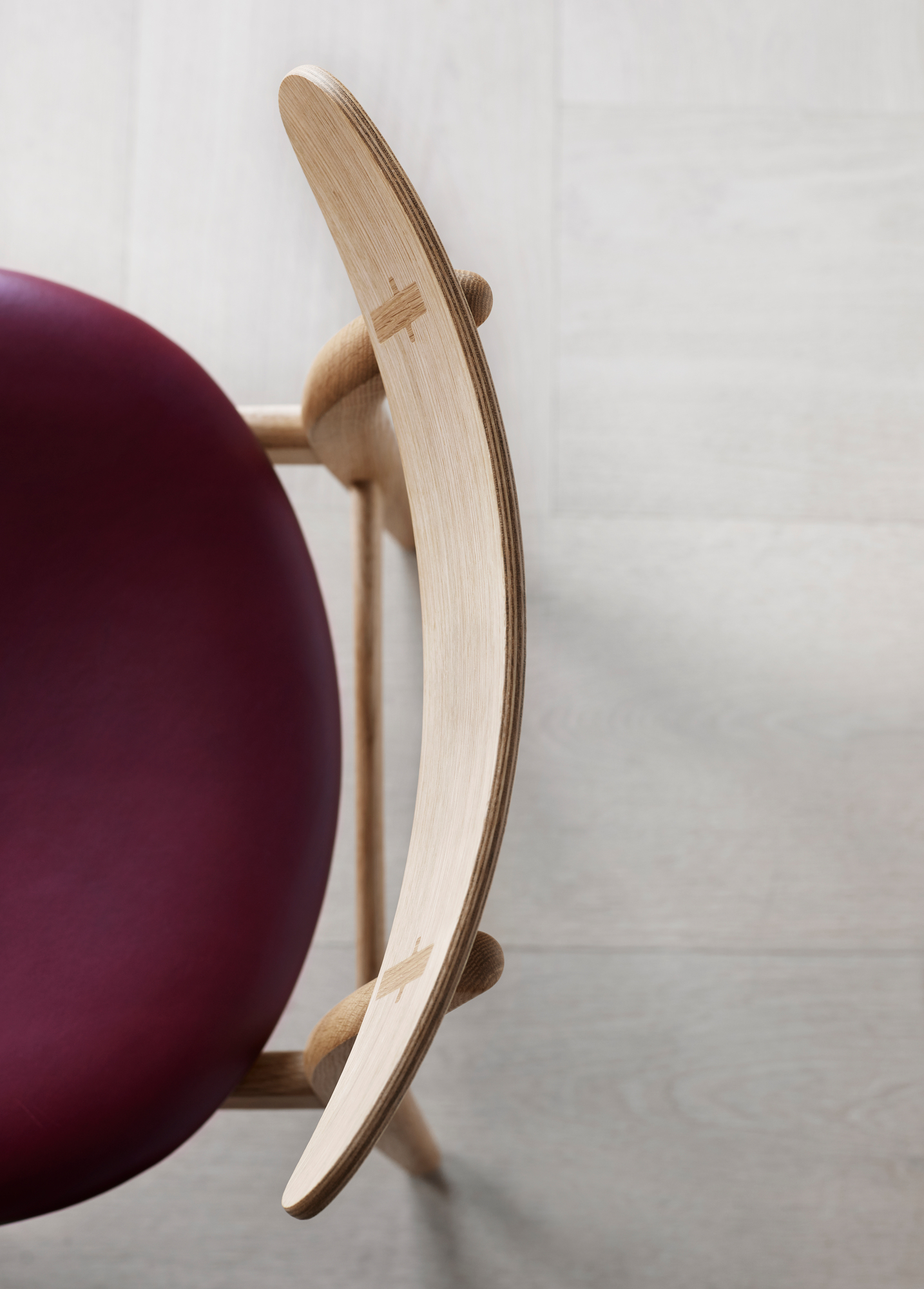 CH30P Chair Stuhl gepolstert Carl Hansen & Søn Gestell eiche schwarz Sitz Thor 350