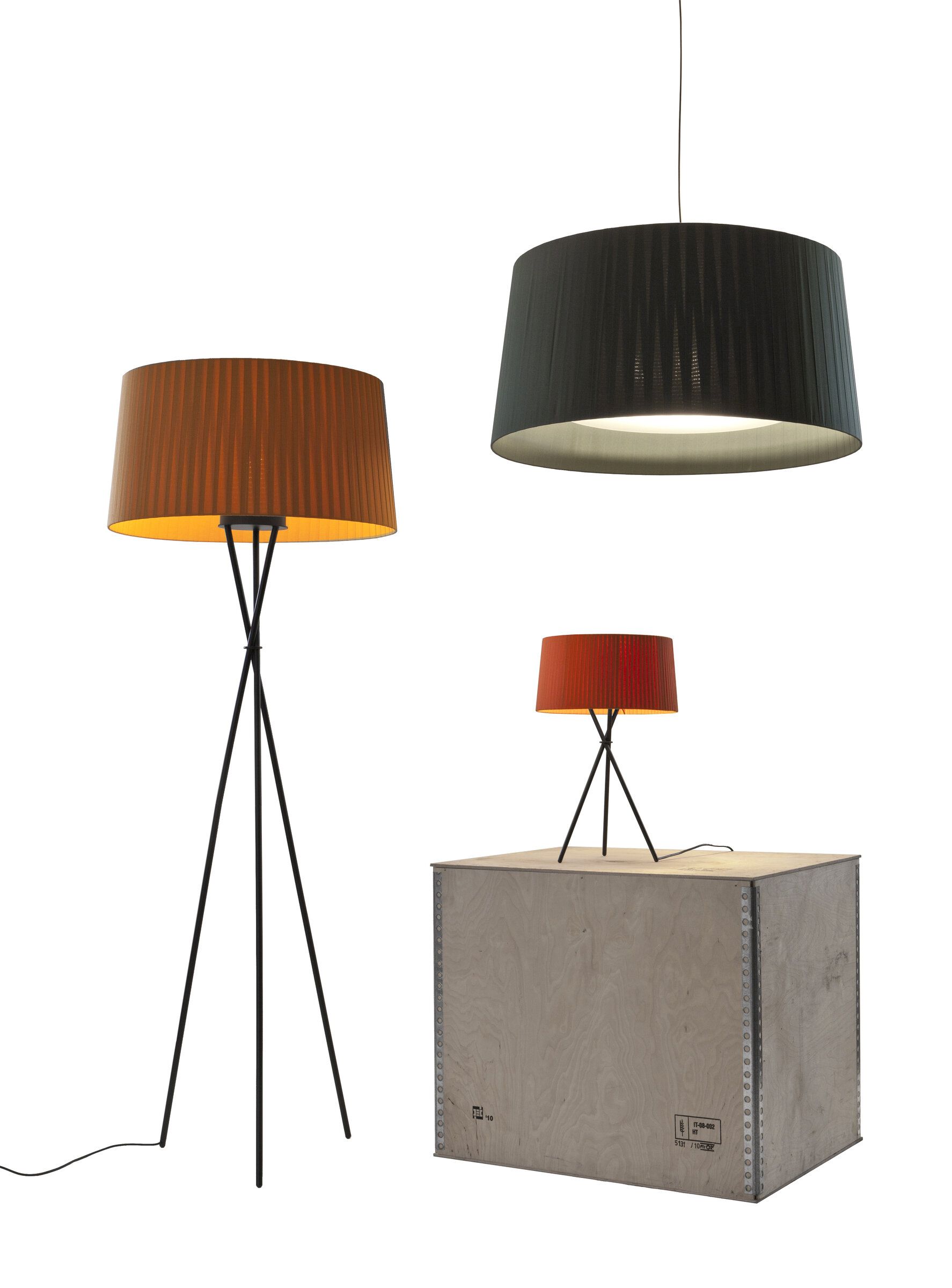 GT7 Santa & Cole Leuchten: Stehleuchte, Tischleuchte und Pendelleuchte mit plissiertem Lampenschirm.