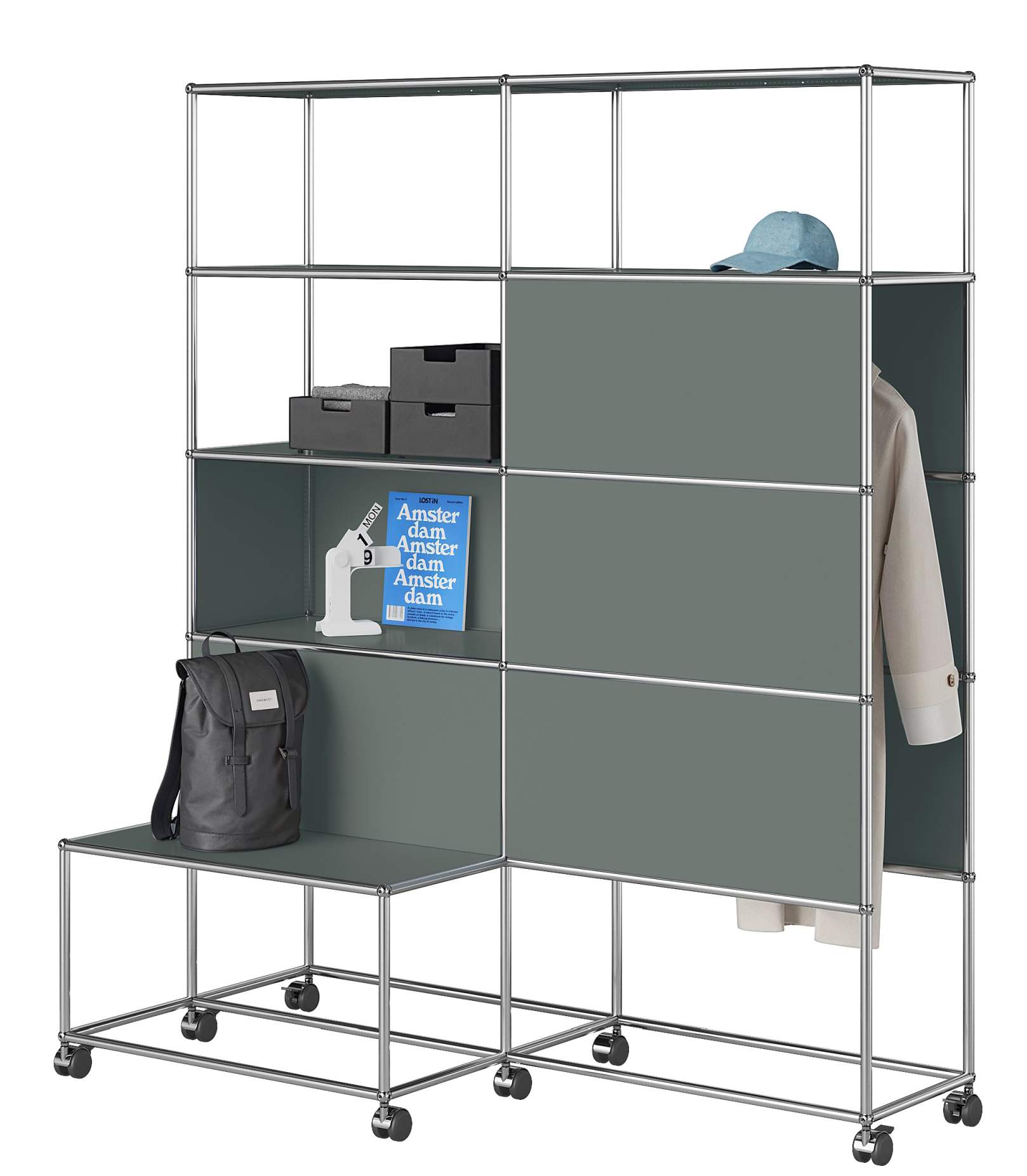 USM Haller Garderobe mit Rollen: Modulares Regalsystem in Grau mit Kleidung, Taschen und Accessoires.