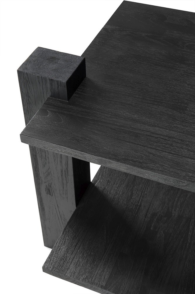 Detailaufnahme des Ethnicraft Teak Abstract Beistelltisches in Schwarz, modernes Design mit Ablagefläche aus massivem Teakholz.