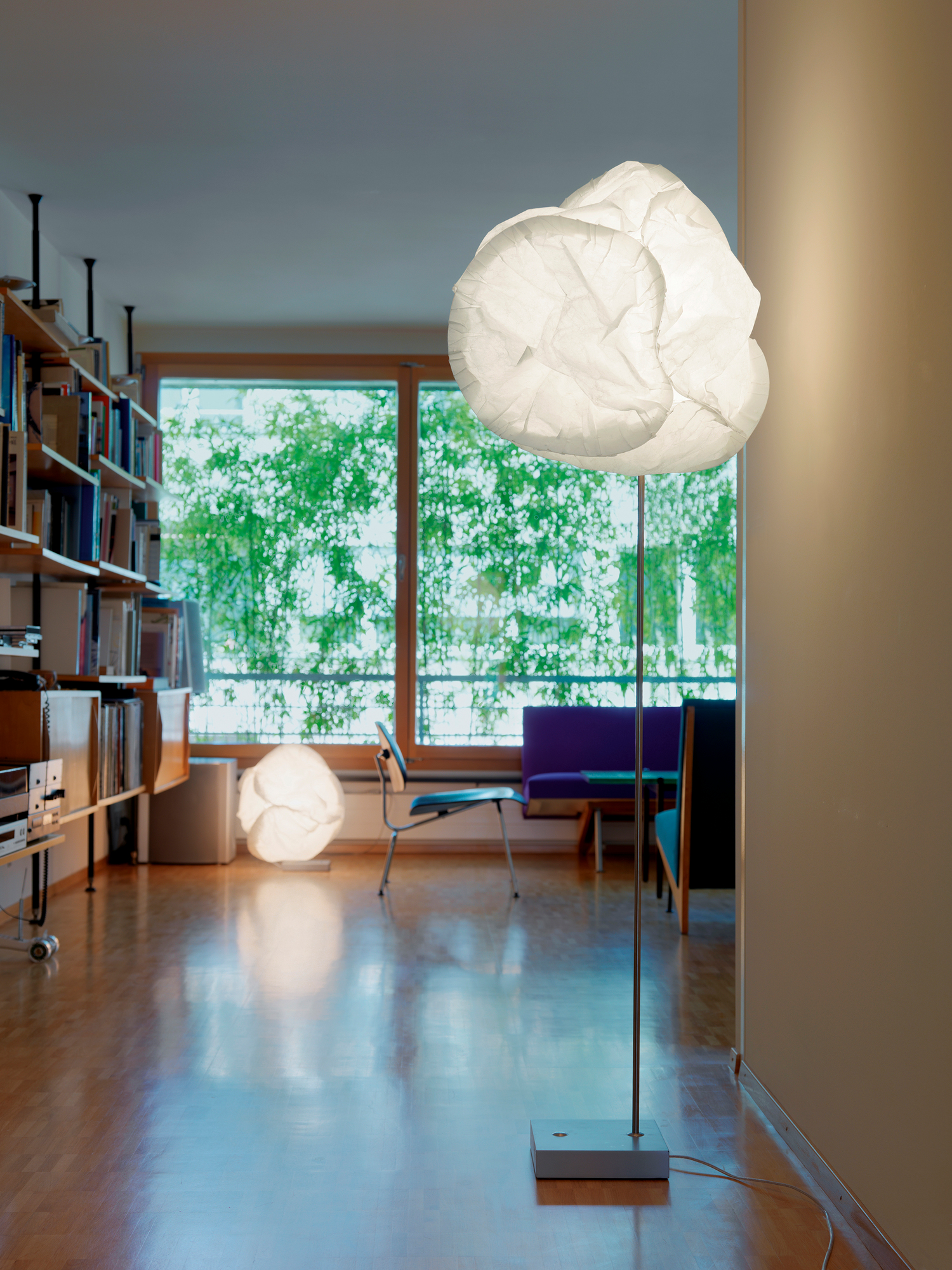 Cloud LED Stehleuchte von Belux: Moderne Wohnzimmerlampe mit Wolken-Design, warmes Licht.