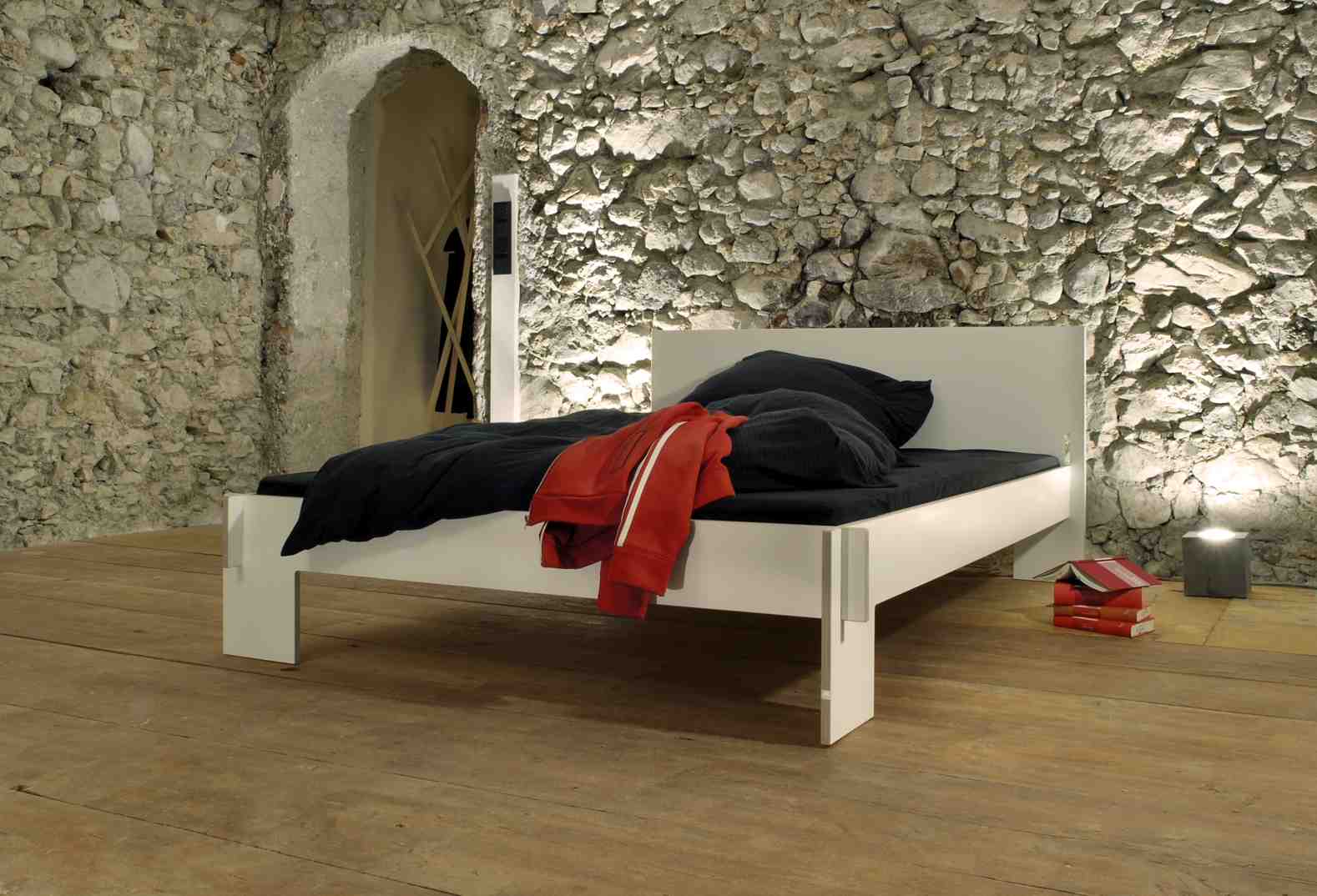 Weißes Siebenschläfer Bett mit Kopfteil, 160 cm breit, von Nils Holger Moormann. Modernes Design für Schlafzimmer.