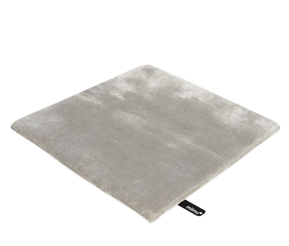 Quadratischer, grauer Tencel Teppich "miinu flat Pro" aus weichem Material für Wohnzimmer und Schlafzimmer.