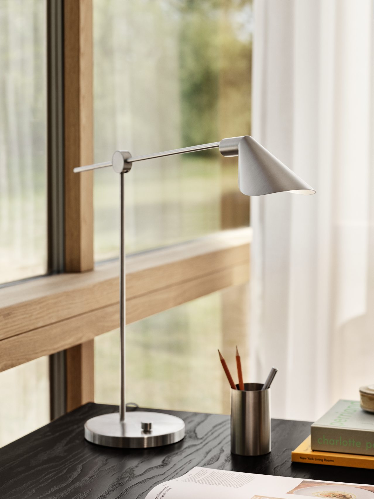 MS Series Tischleuchte von Fritz Hansen: Moderne Schreibtischlampe aus Metall auf einem dunklen Schreibtisch.