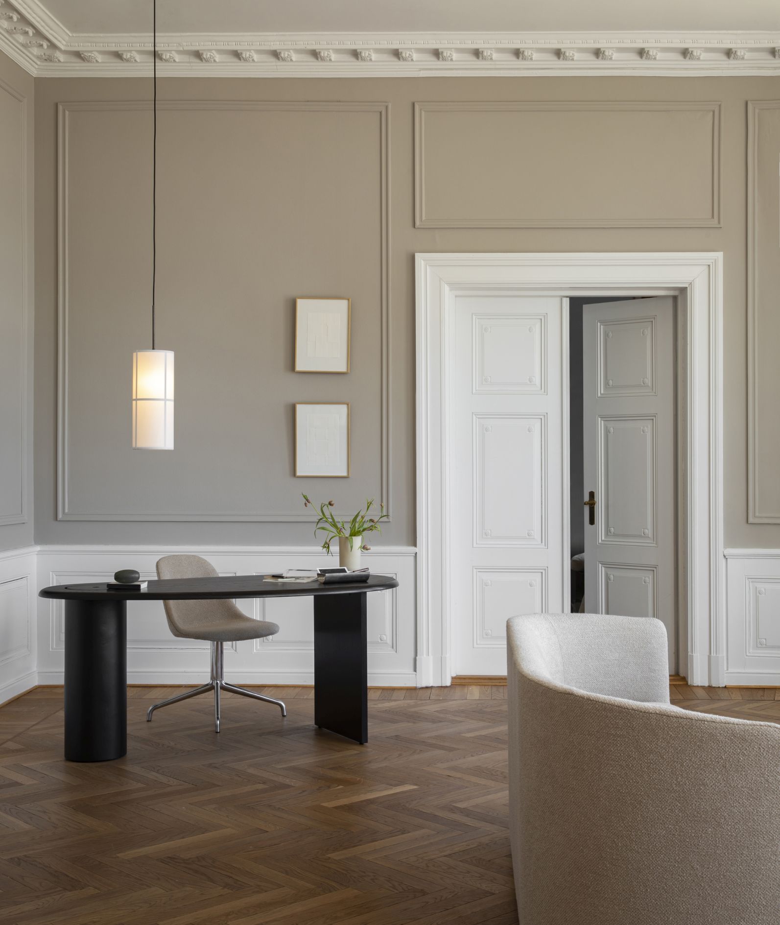 Helle Hashira Pendelleuchte über modernem Schreibtisch in stilvollem Interieur. Design Lampe für Wohnraum.