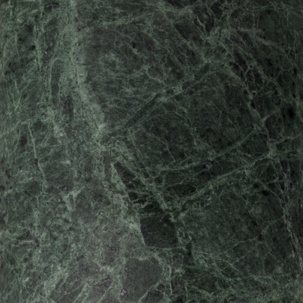 Detailaufnahme des grünen Marmorfußes der Mist AP17 Tischleuchte von AndTradition.