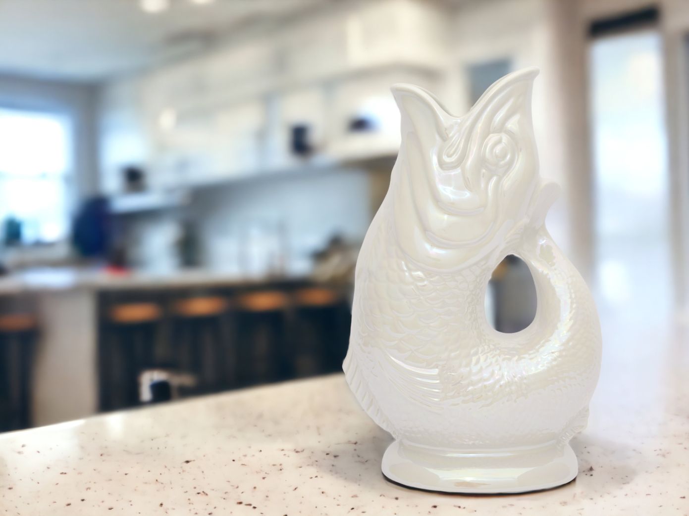 Gluckigluck Karaffe in Perlmutt-Optik. Dekorative Fisch-Karaffe für Wasser, Saft und andere Getränke.