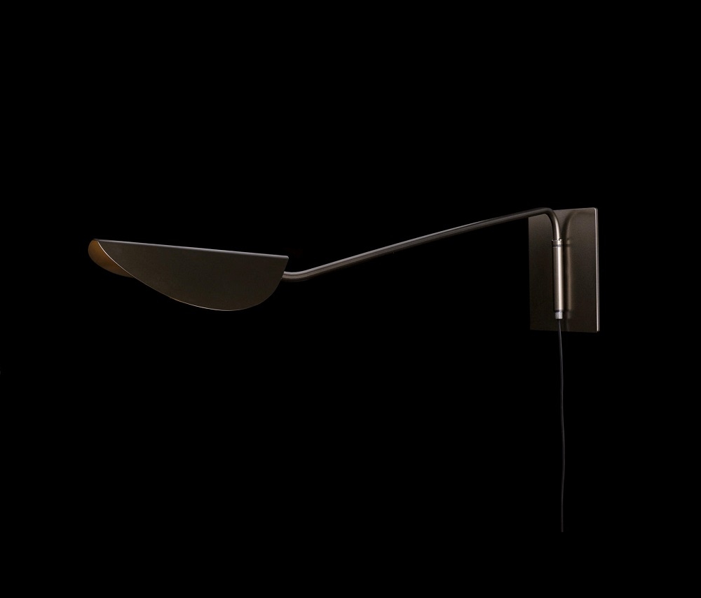 Nahaufnahme der modernen Oluce Plume Wandleuchte mit schwenkbarem Arm und elegantem Design.