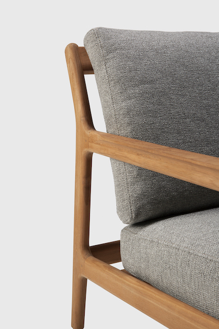 Detailaufnahme: Jack Outdoor Loungesessel mit Teakholzrahmen und grauem Stoffbezug. Outdoor Möbel für Garten und Terrasse.