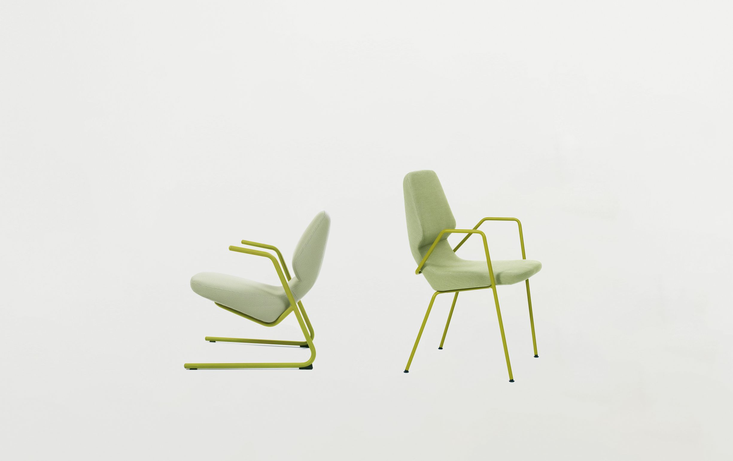 Zwei grüne Prostoria Stühle für drinnen und draußen mit gelbem Gestell auf weißem Hintergrund.