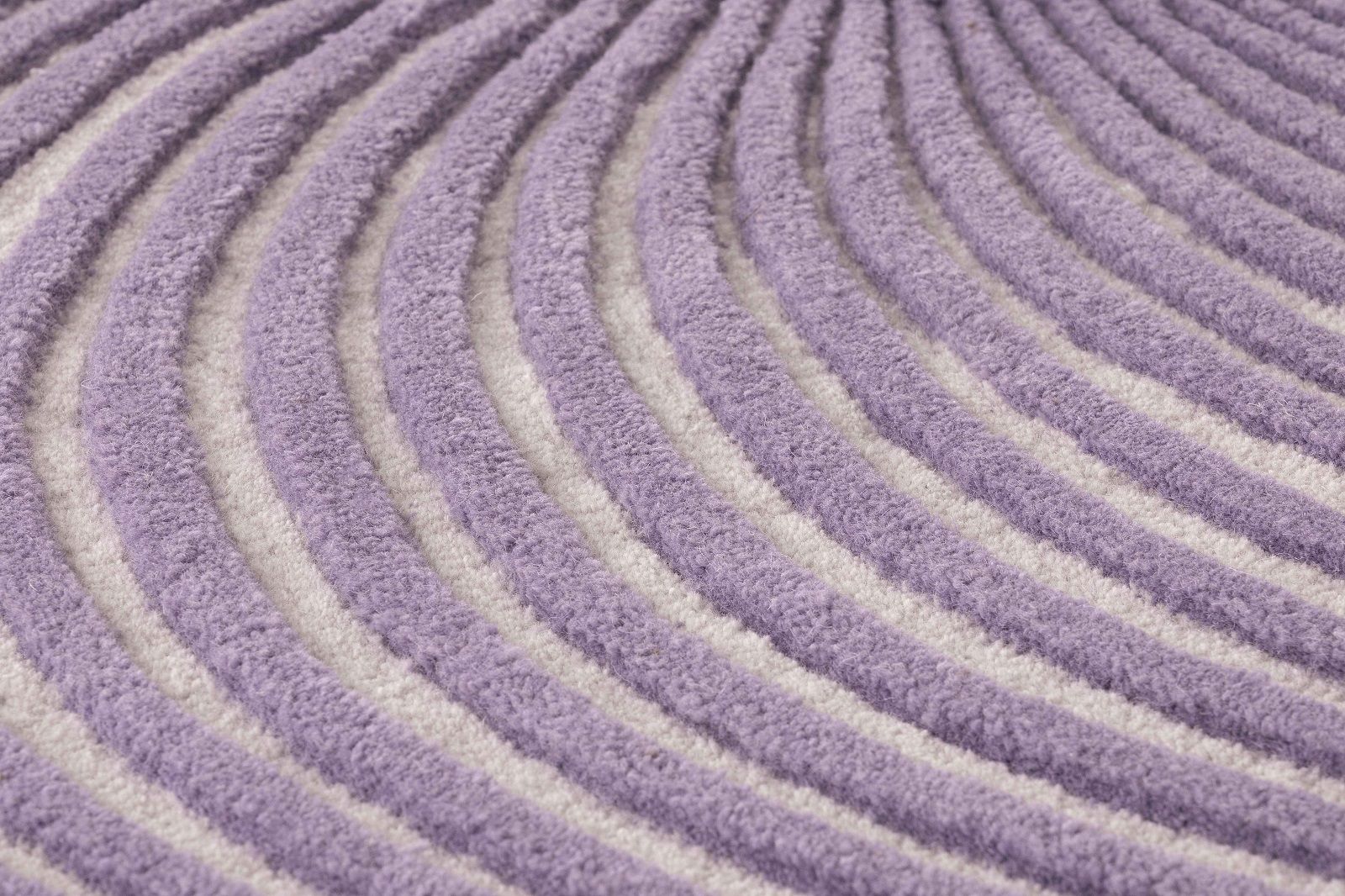 Nahaufnahme des Giro Teppichs mit lila und weißen Streifen, moderner Teppich für Wohnzimmer.