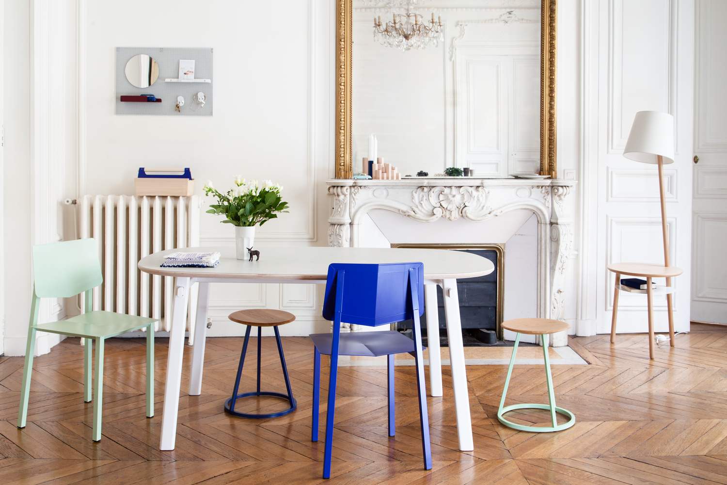 Gustave Hocker von Hartô in verschiedenen Farben im modernen Wohnzimmer. Design Hocker für Esszimmer.