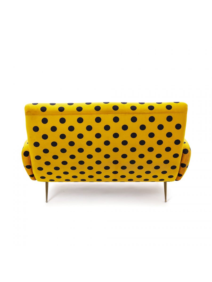 Toiletpaper Seletti Sofa, gelbes 2-Sitzer Sofa mit schwarzen Punkten, Rückansicht, modernes Wohnzimmer-Möbel.