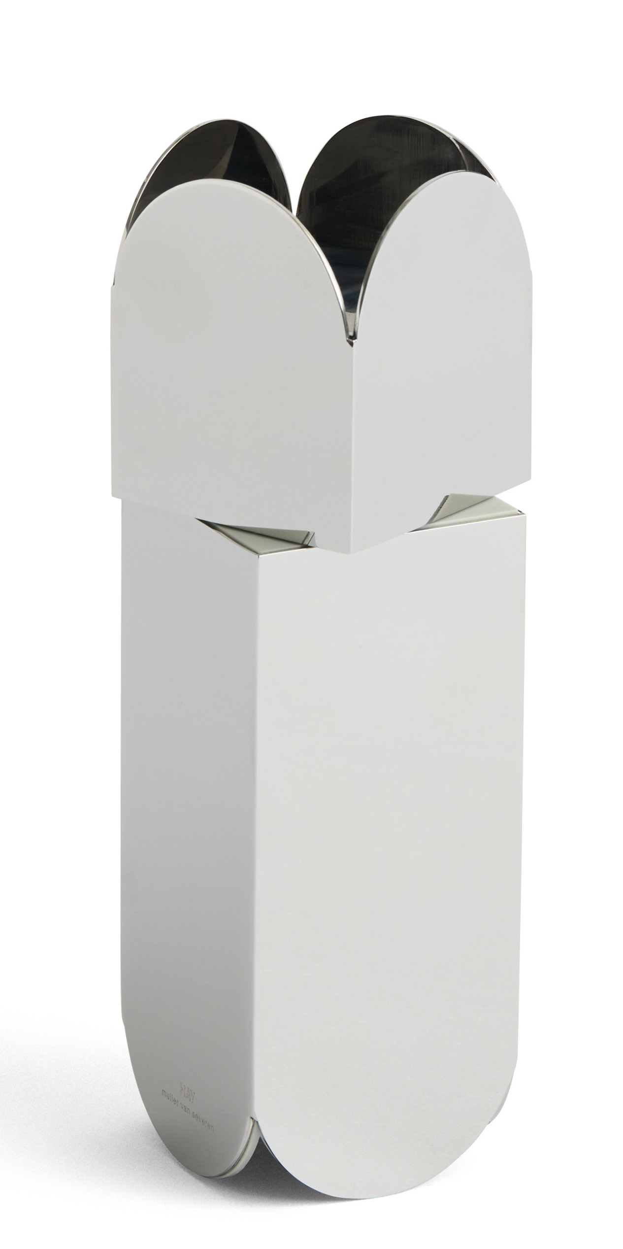 Arcs Salz- und Pfeffermühle von Hay, spiegelnde Oberfläche, modernes Design für Küche und Tisch.