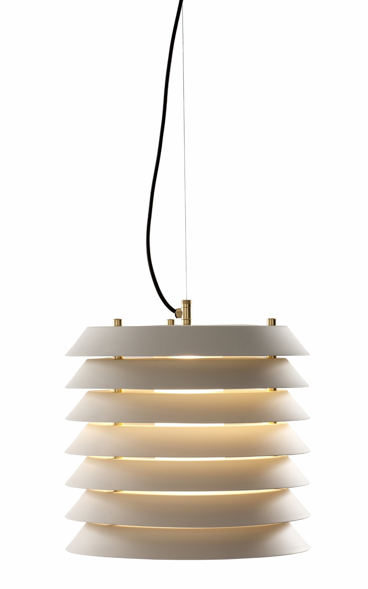 Weiße Maija Hängeleuchte von Santa & Cole mit schirmartigen Elementen und warmem Licht.