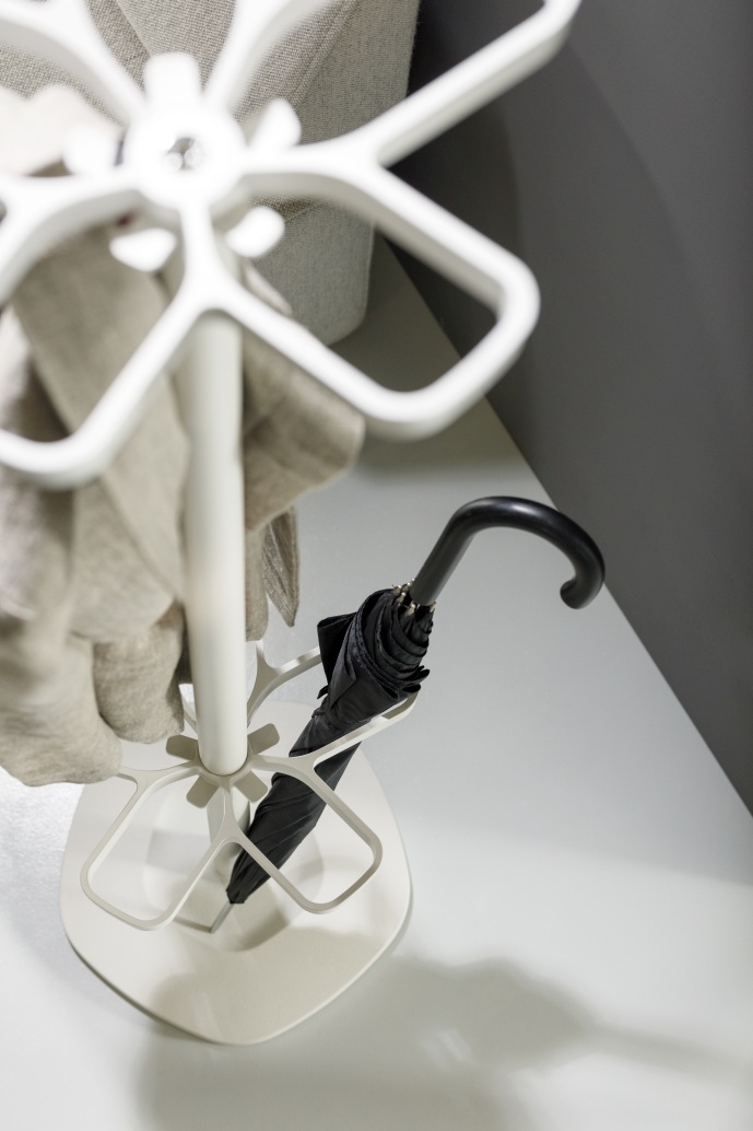 Weiße Flower Plus Garderobe mit Schirmständer und schwarzem Regenschirm, moderne Flurgarderobe für Jacken und Accessoires.