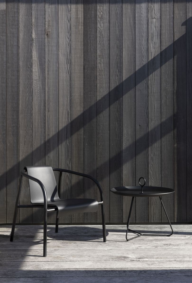 Schwarzer Nami Lounge Chair Sessel von Houe mit Beistelltisch für den Outdoor-Bereich.