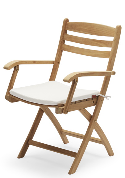 Selandia Armchair: Holzstuhl für den Außenbereich mit weißem Sitzkissen von Skagerak.