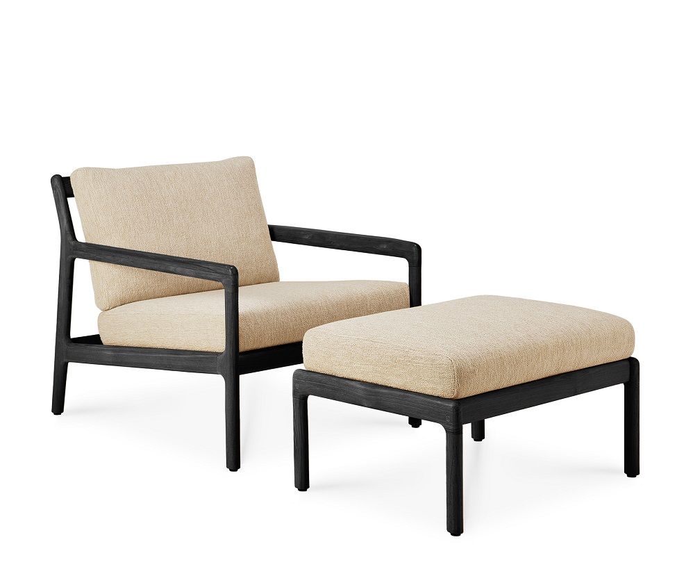 Ethnicraft Jack Outdoor Sessel mit Teakholzrahmen und passendem Polsterhocker, beige Polsterung.