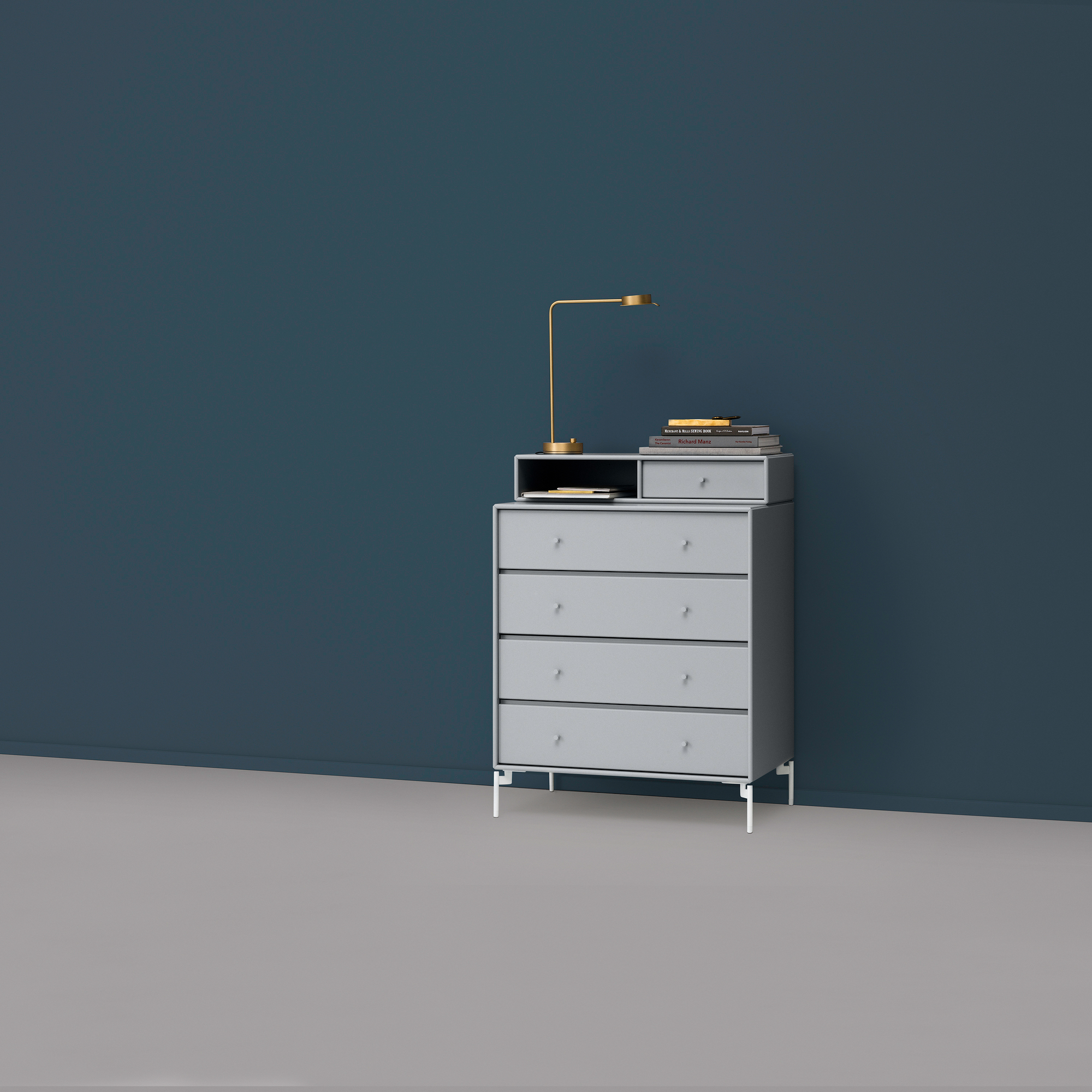 Graue KEEP Kommode mit schwarzem Gestell von Montana, modernes Möbelstück für Schlafzimmer und Wohnraum.